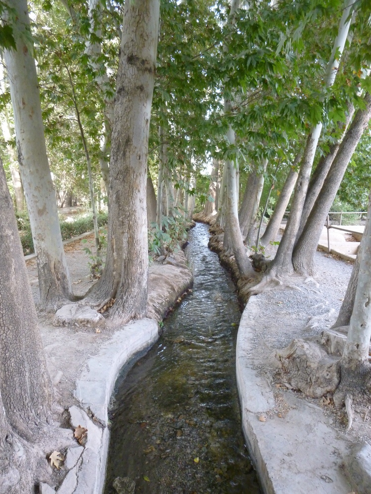 The payab of Mehriz with its flow of fresh and clean water could easily be overseen in the desert landscape. Downstream, the same qanat flows above ground through Pahlevanpoor Garden.
